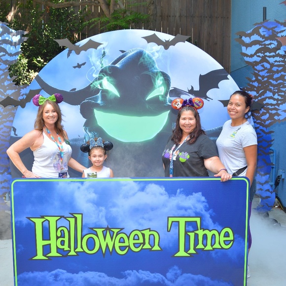 A FAMILY THAT DISNEY'S TOGETHER STAYS TOGETHER - Picture 3 of 9